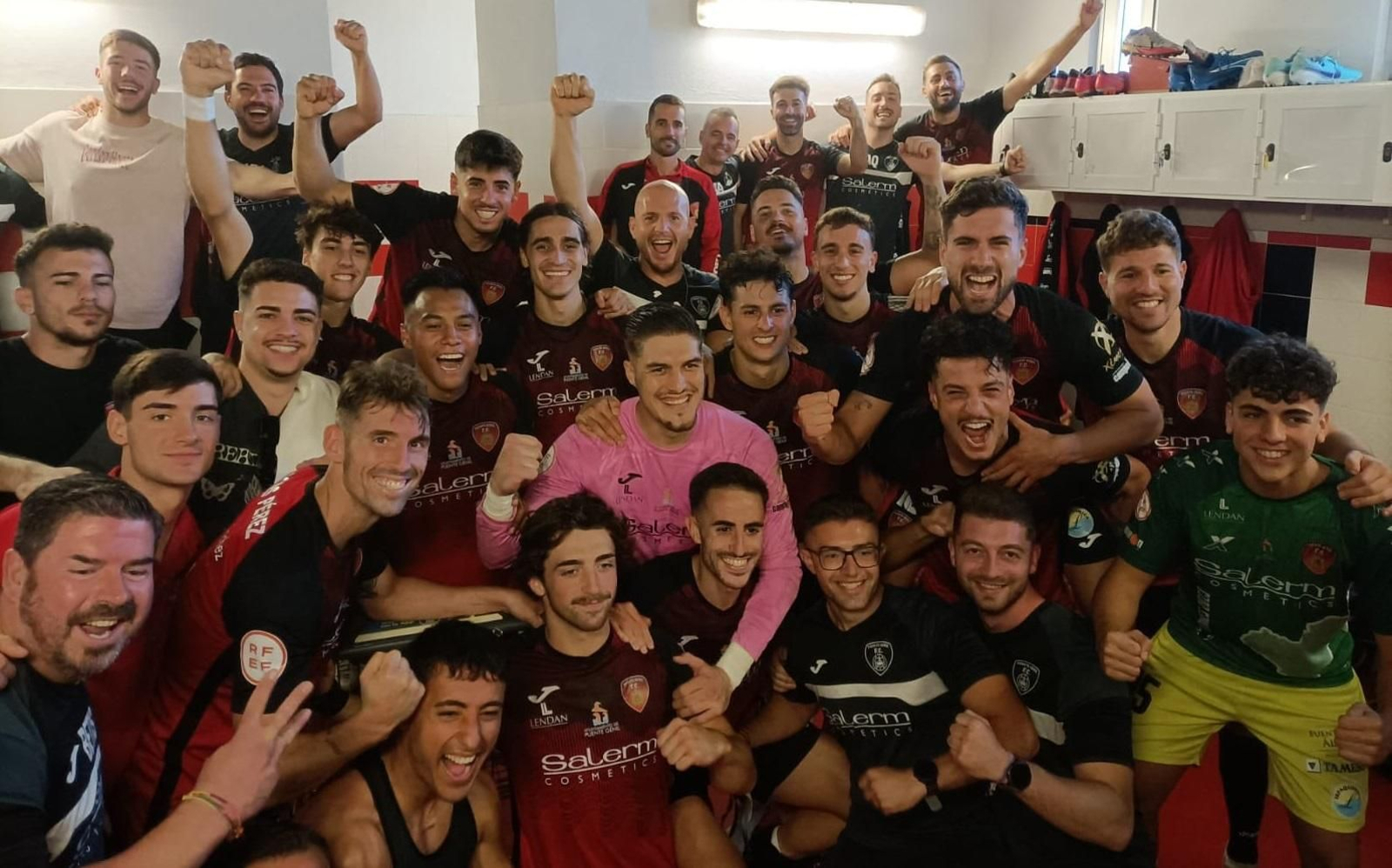 Los jugadores del Salerm celebran su triunfo ante el Utrera.