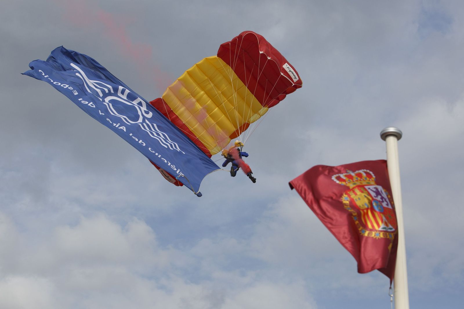Las Fuerzas Armadas desembarcan en Motril: buques, paracaidistas y helicópteros en primera línea de playa