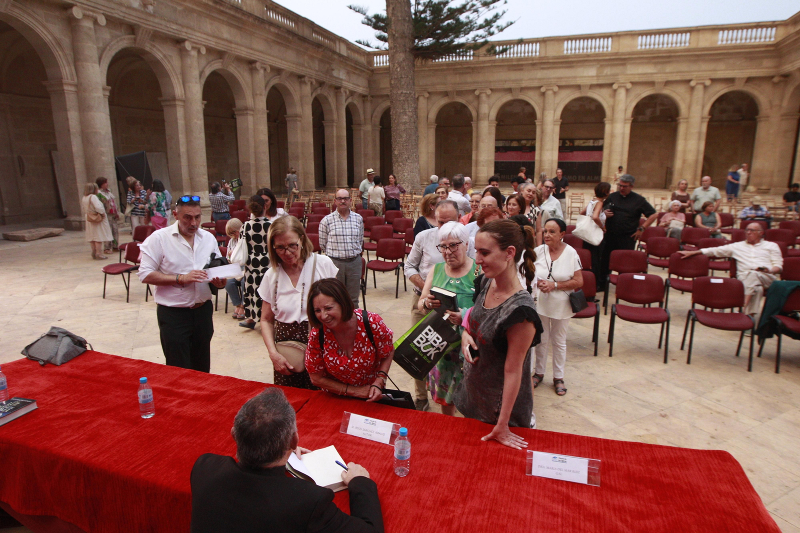 El escritor Jesús Sánchez Adalid, protagonista de Diario de los Libros, en la Catedral de Almería