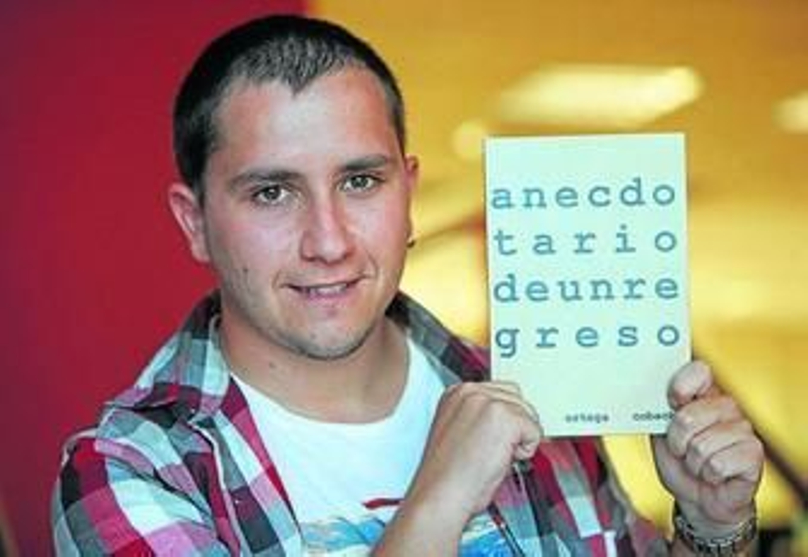 Daniel Ortega con un ejemplar de su libro, 'Anecdotario de un regreso'.