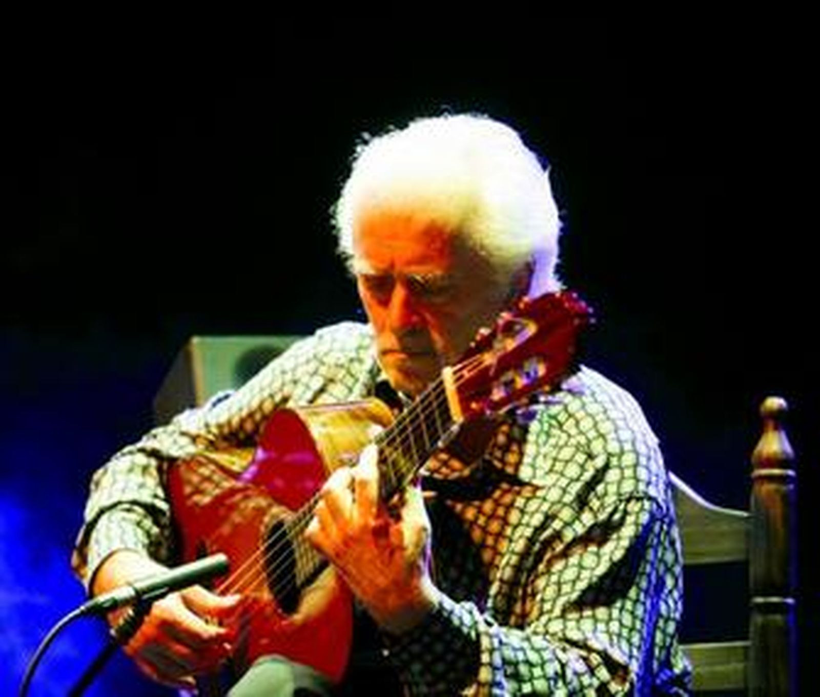 1. El veterano guitarrista Manolo Sanlúcar, al inicio de su actuación en la plaza de las Tendillas. El autor de 'Tauromagia' abrió el espectáculo 'Omeya', que continuó con las intervenciones del cantaor Miguel Poveda y el bailaor Israel Galván. 2 y 3. Miles de personas asistieron al inicio de La Noche Blanca del Flamenco en el céntrico espacio.