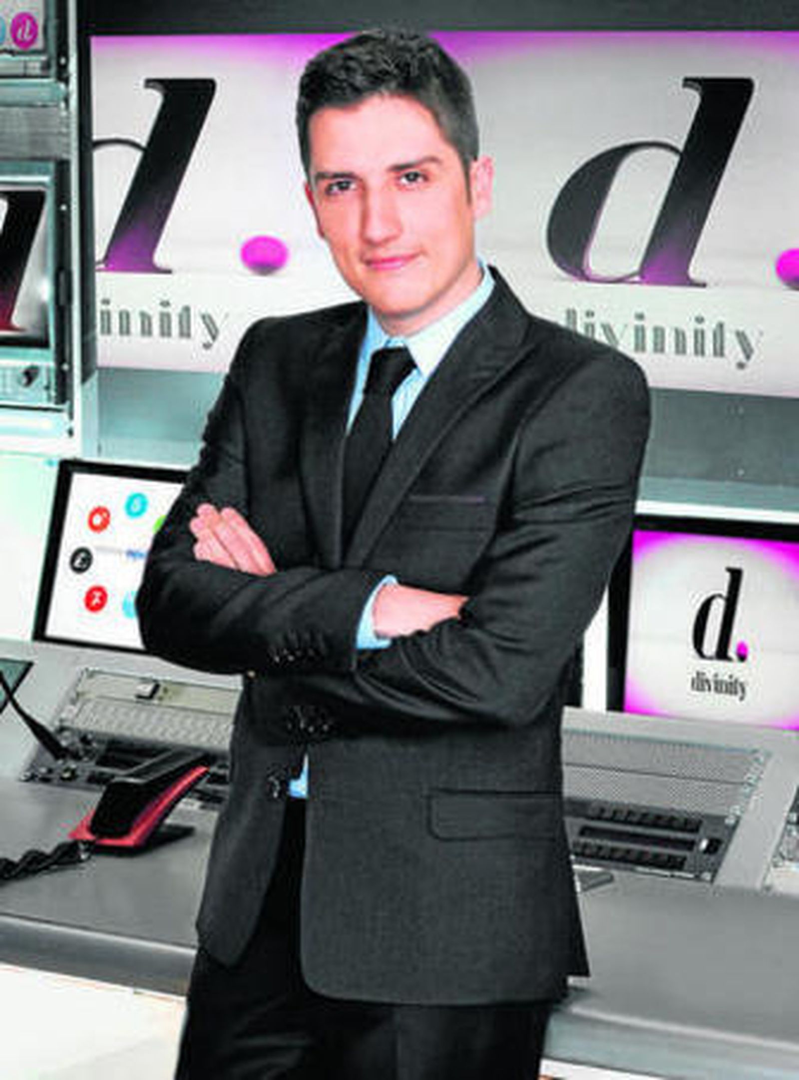 Sergio Calderón, en el control central de los canales de Mediaset.