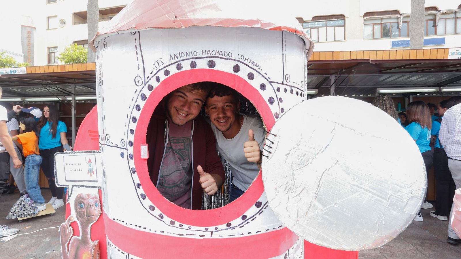 Estudiantes en una simpática nave espacial.