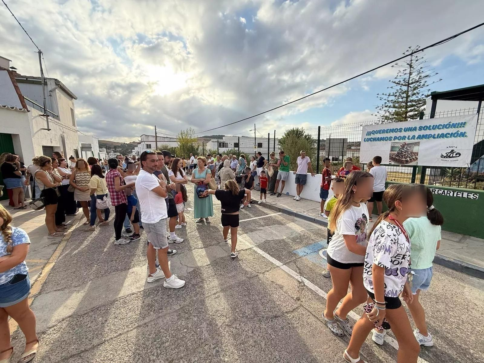 Alumnos y padres del colegio Aljibe durante una de las jornadas de huelga.