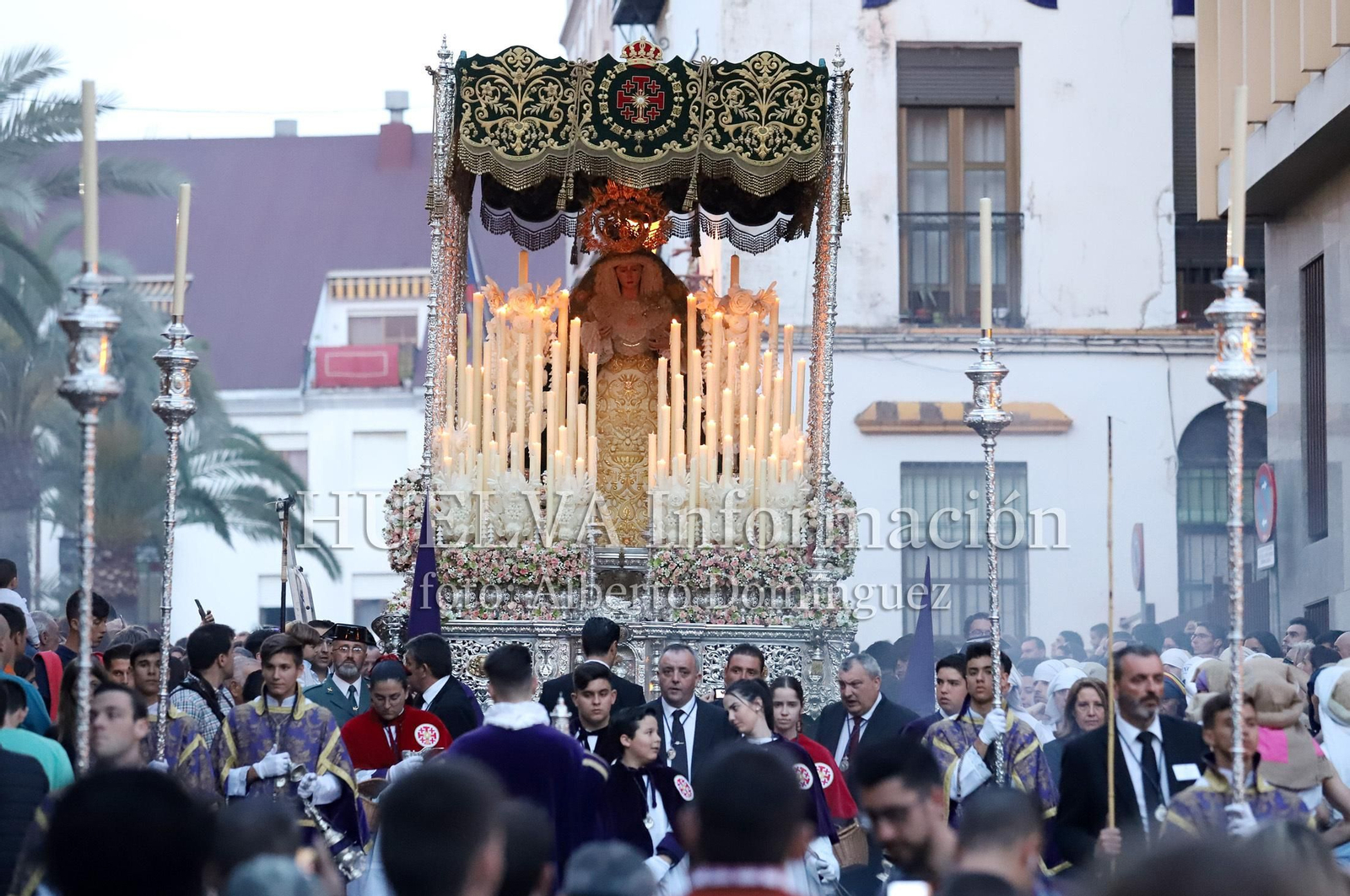 Imágenes de la procesión de Pasión en Huelva