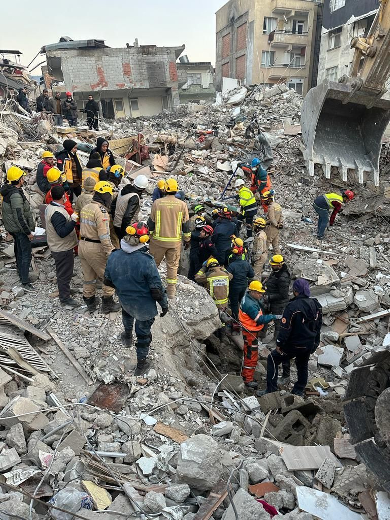 Los bomberos de Sevilla durante las labores de rescate bajo los escombros de un edificio derruido.