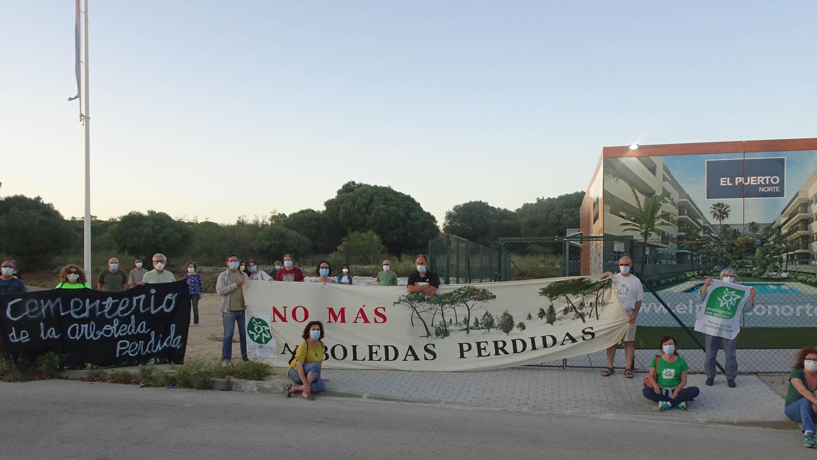 La protesta se celebró junto a los terrenos del bosque que está previsto urbanizar. La protesta se celebró junto a los terrenos del bosque que está previsto urbanizar.