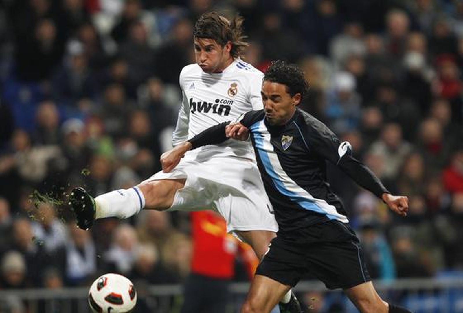 Welligton trata de desequilibrar a Ramos. / Reuters