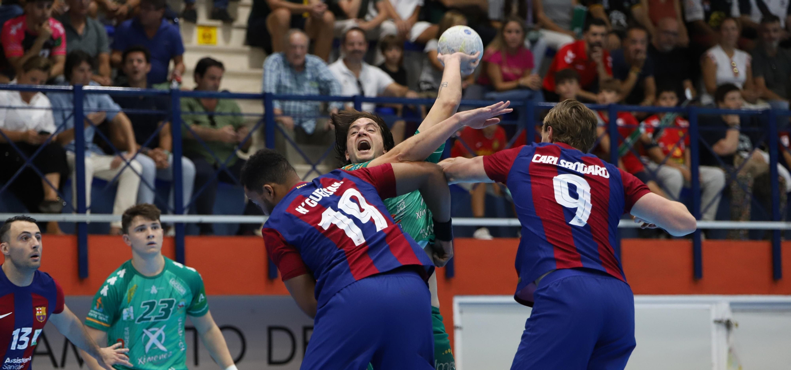 Luisfe es presionado por N'Guessan y Carlsbogard.