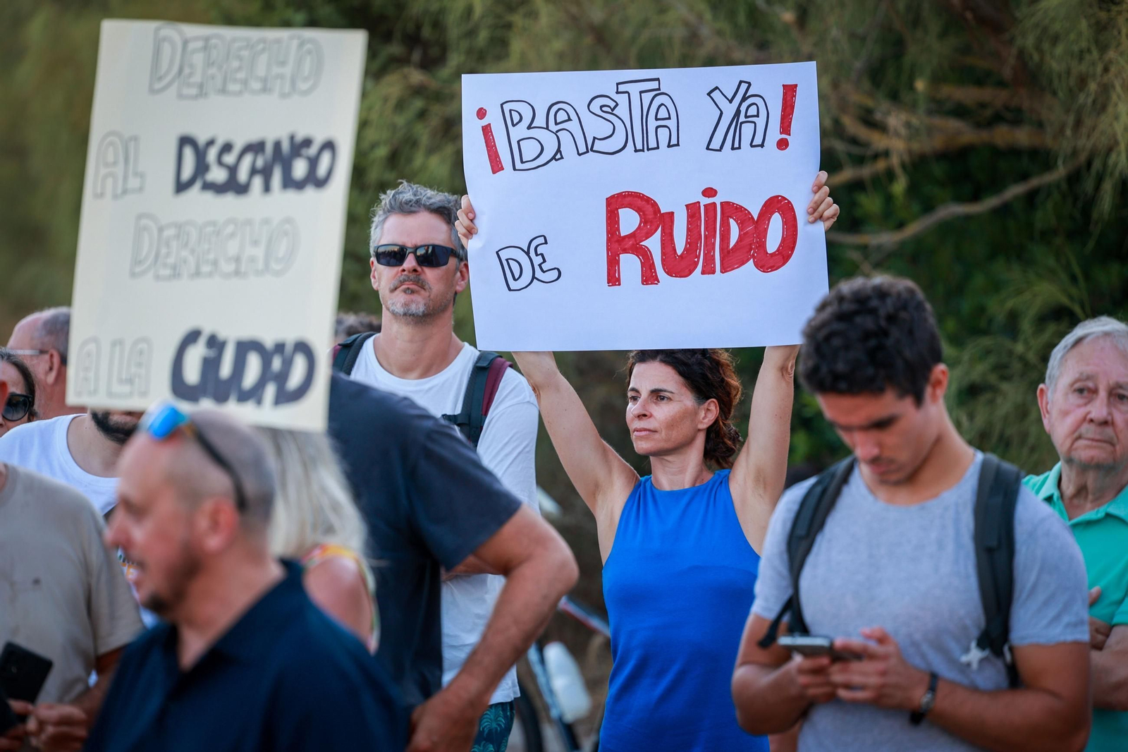 na mujer sostiene un cartel pidiendo el fin del ruido para poder descansar en una concentración contra el ocio nocturno descontrolado que se organizó en El Puerto