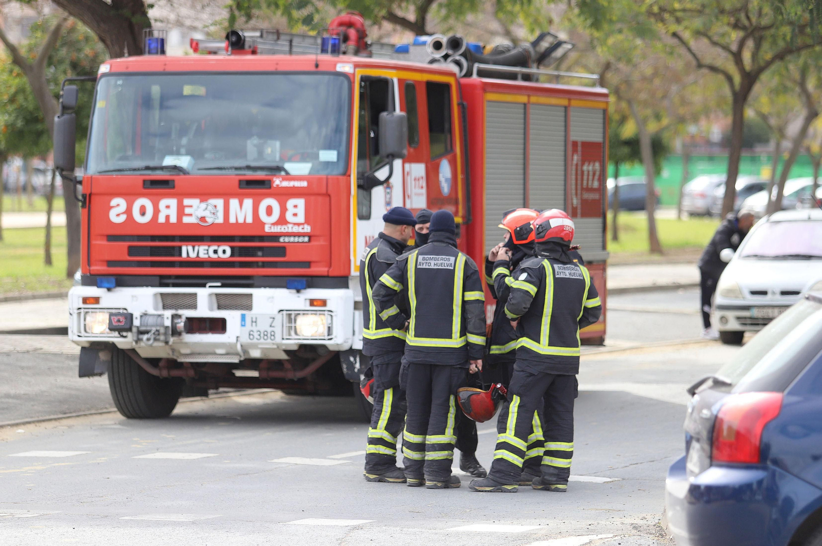 Imágenes del atrincherado que amenazaba con hacer estallar una bombona en el Torrejón, Huelva