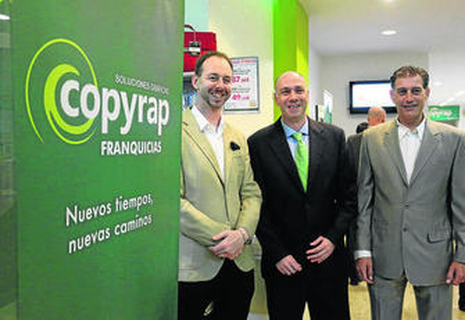 Javier y Juan de Dios Carballo y Emilio Escobedo ayer en la nueva tienda del centro de la capital.