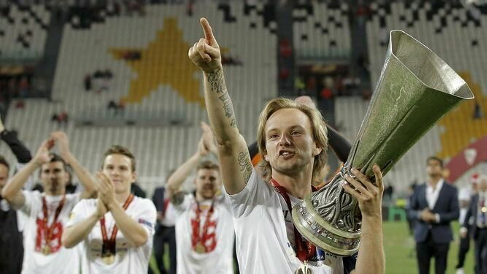 Ivan Rakitic celebra uno de los títulos europeos del Sevilla FC.