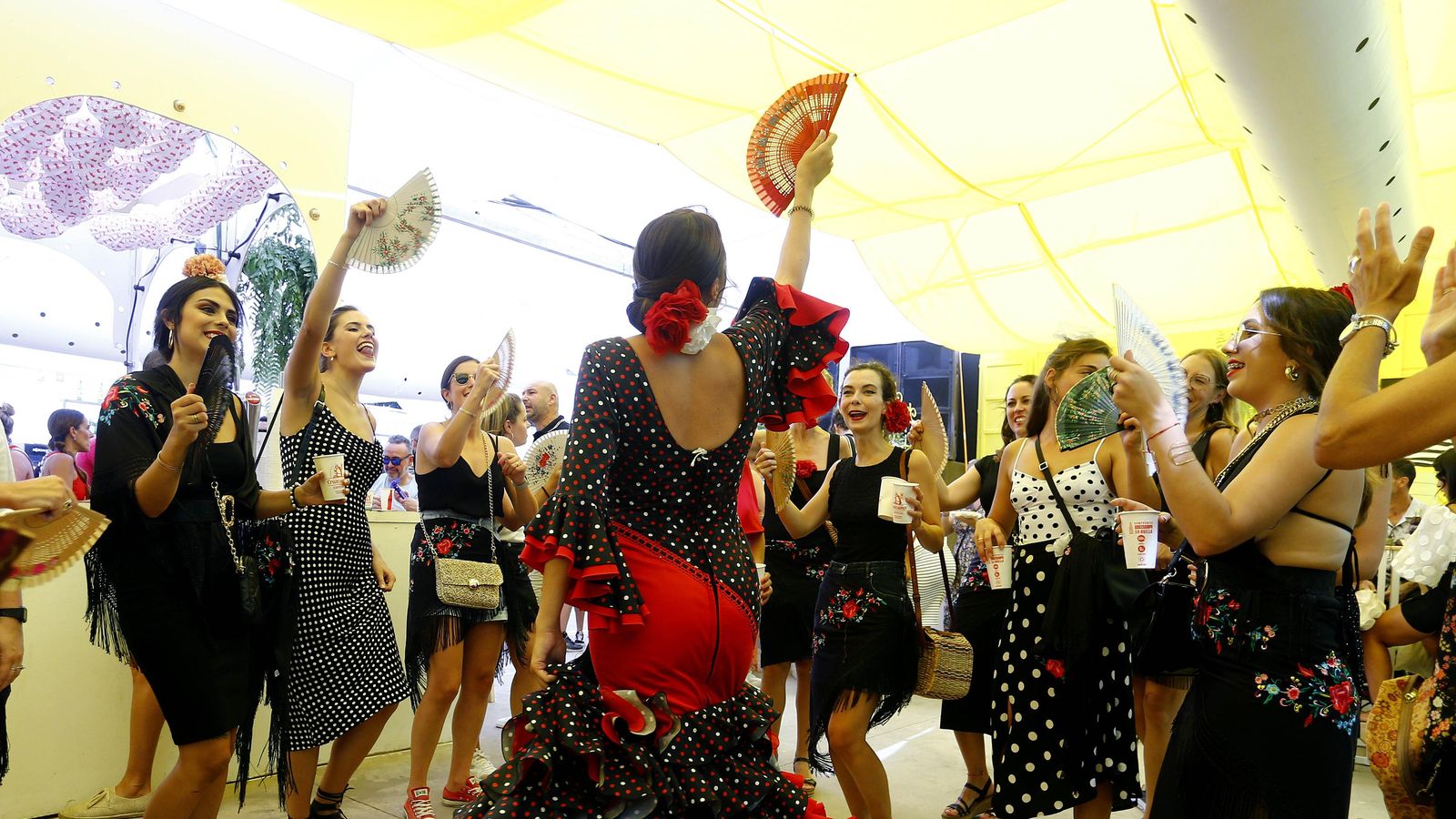 Un grupo de mujeres baila en una caseta del Real.