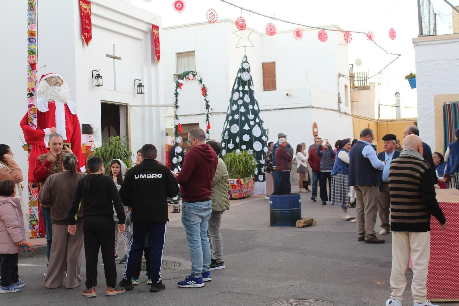Este barrio de Huércal de Almería ya presume de su tradicoinal árbol de Navidad de ganchillo