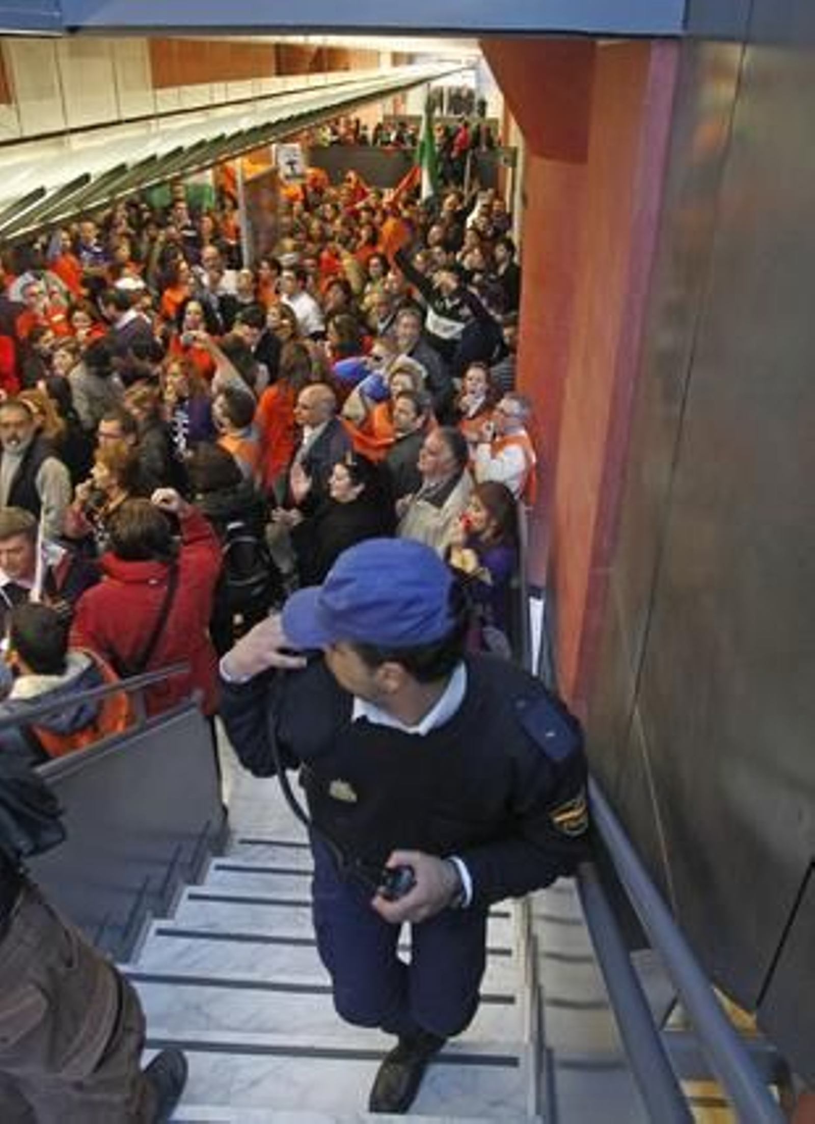 Los funcionarios se manifiestan en Torretriana para protestar ante la reunion con los sindicatos. 

Foto: Antonio Pizarro