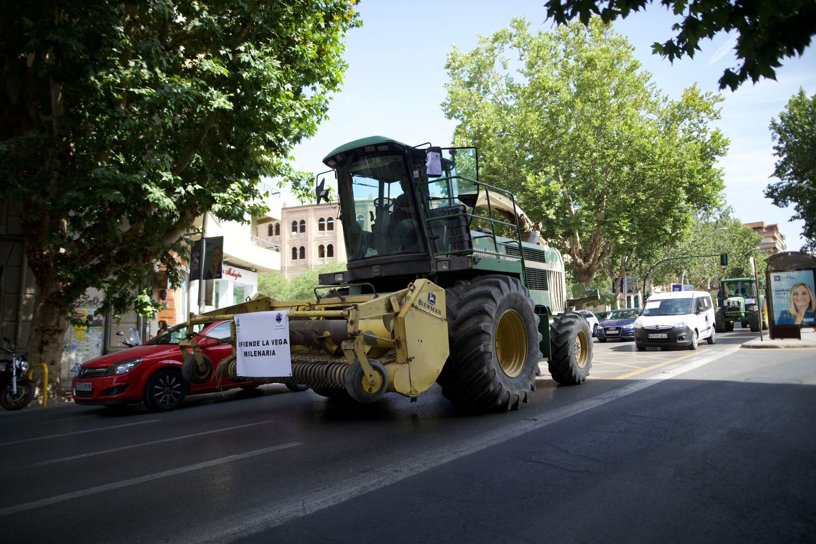 La tractorada de los regantes de la Vega de Granada, en imágenes