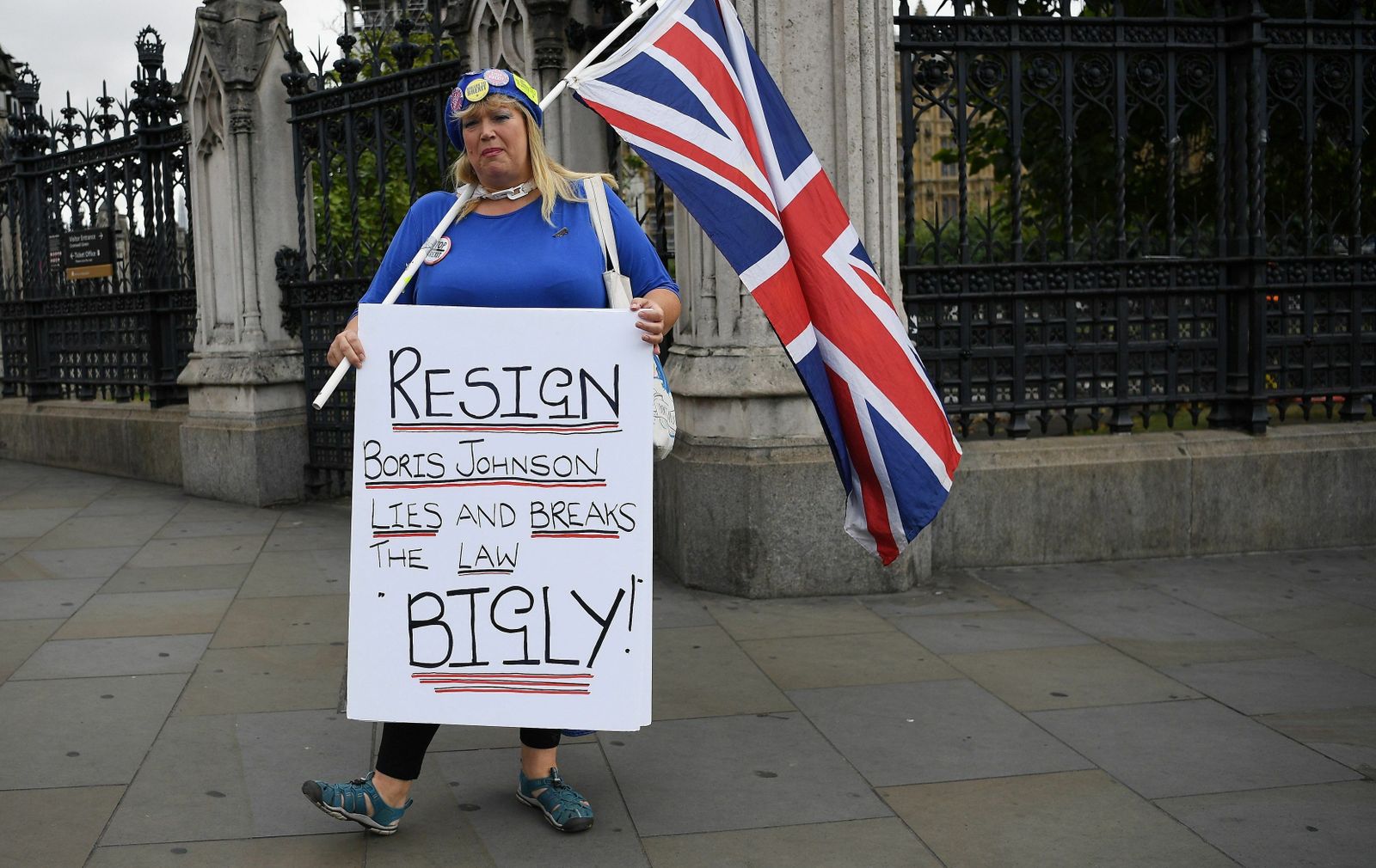 Una activista contraria al Brexit protesta frente al Parlamento británico.