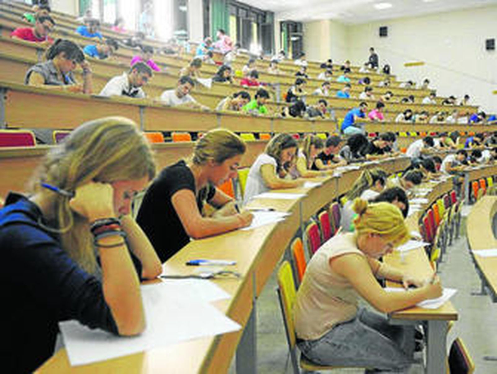 Alumnos examinándose de uno de los ejercicios de Selectividad en la Facultad de Medicina.