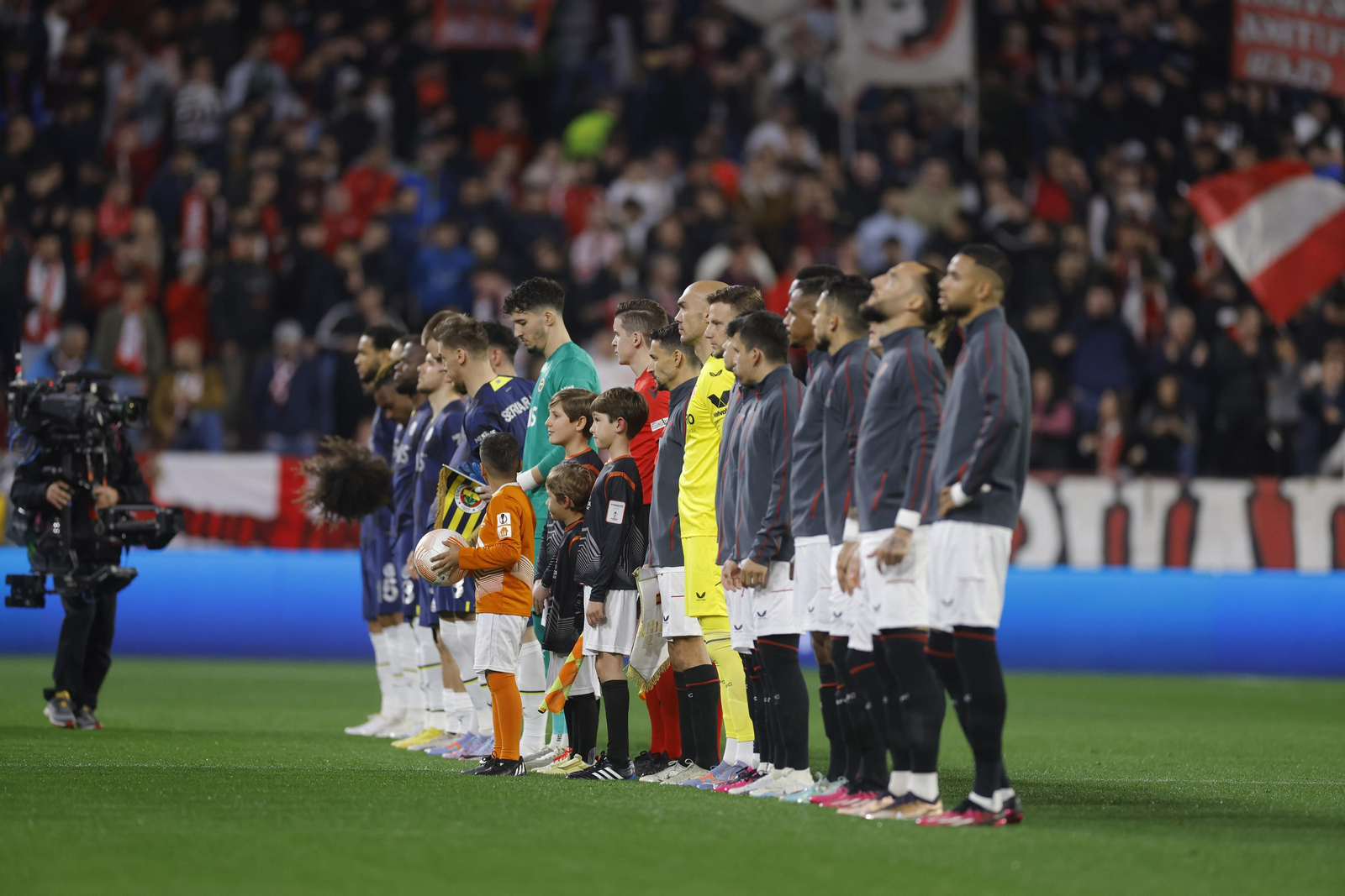 Búscate en las fotos del Sevilla-Fenerbahçe,