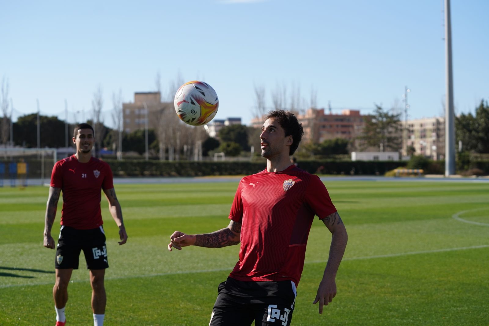 Eguaras intenta realizar un control de pecho en un entrenamiento