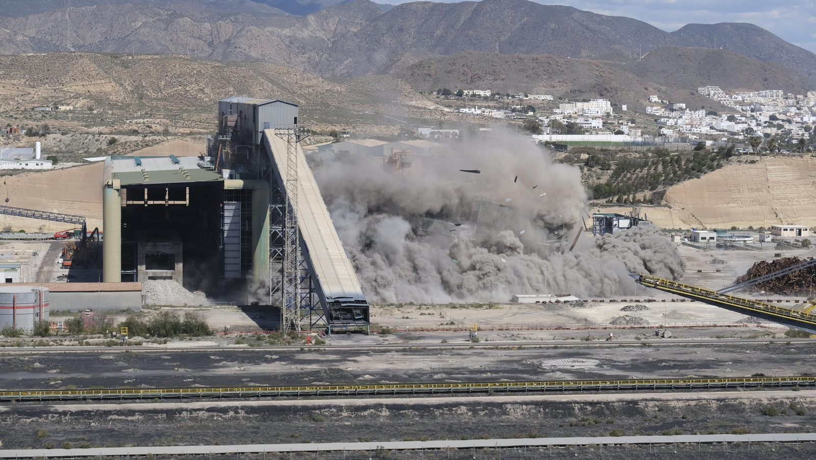 La voladura-demolición de la central térmica de Endesa en Carboneras, en imágenes
