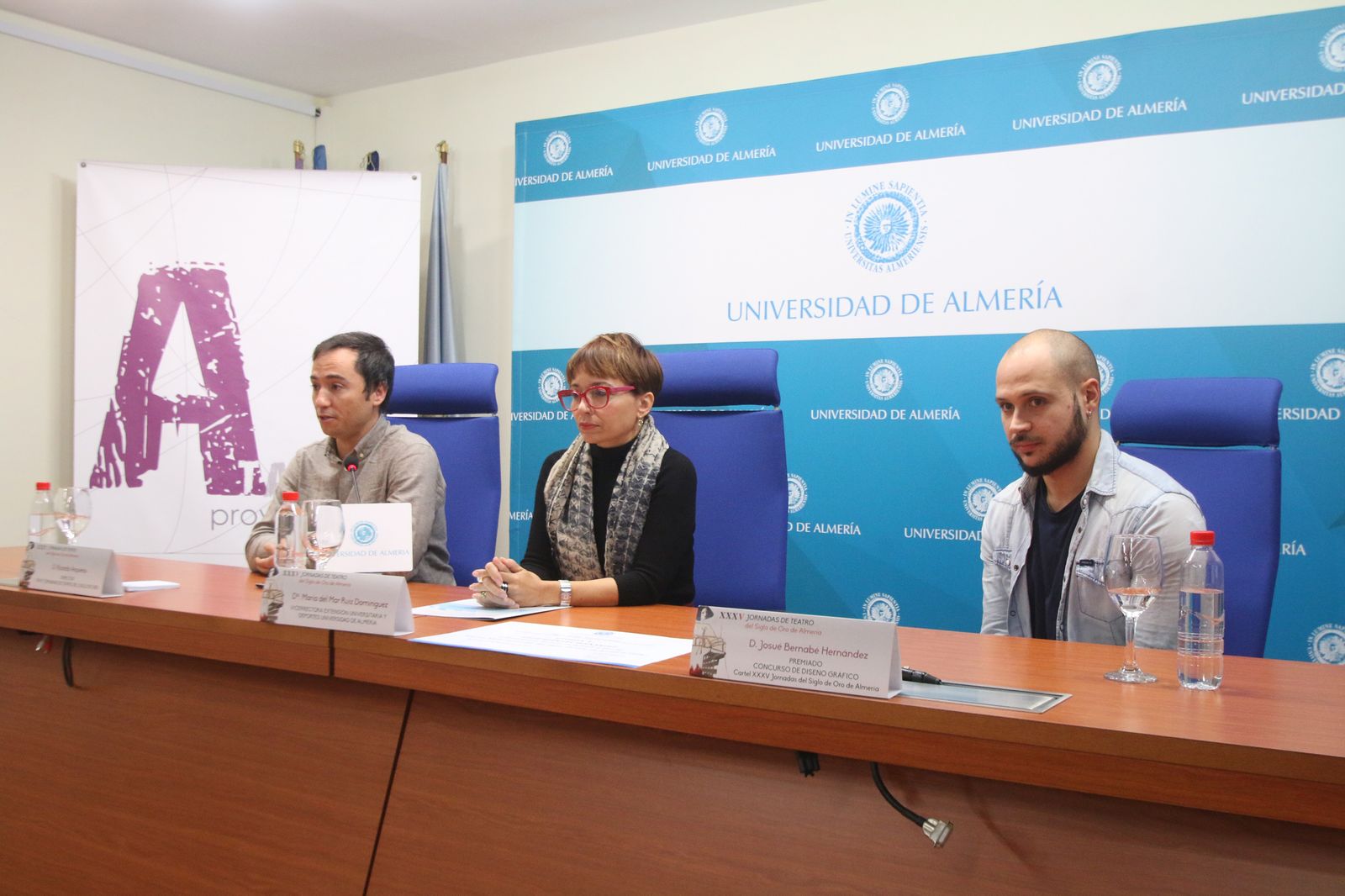 Presentación del cartel donde aparece Ricardo Arqueros, María del Mar Ruiz y el autor del cartel, Josué Bernabé.