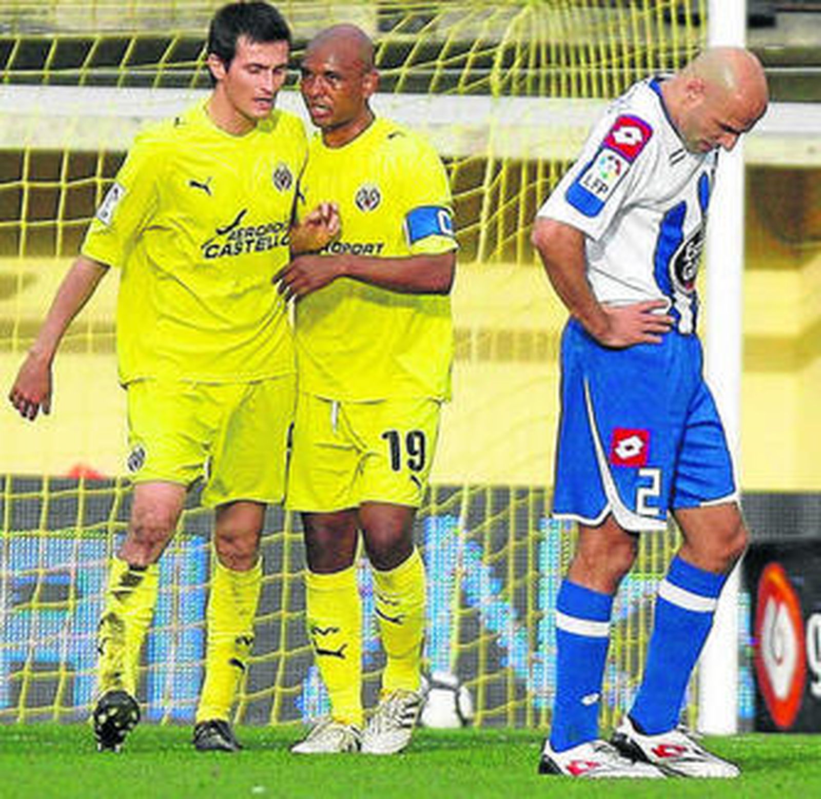 Joseba Llorente recibe la felicitación de Marcos Senna tras su gol.