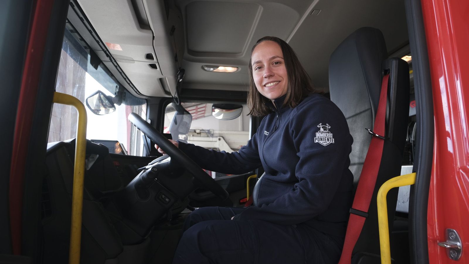 Isabel Martínez lista para conducir el camión de bomberos.