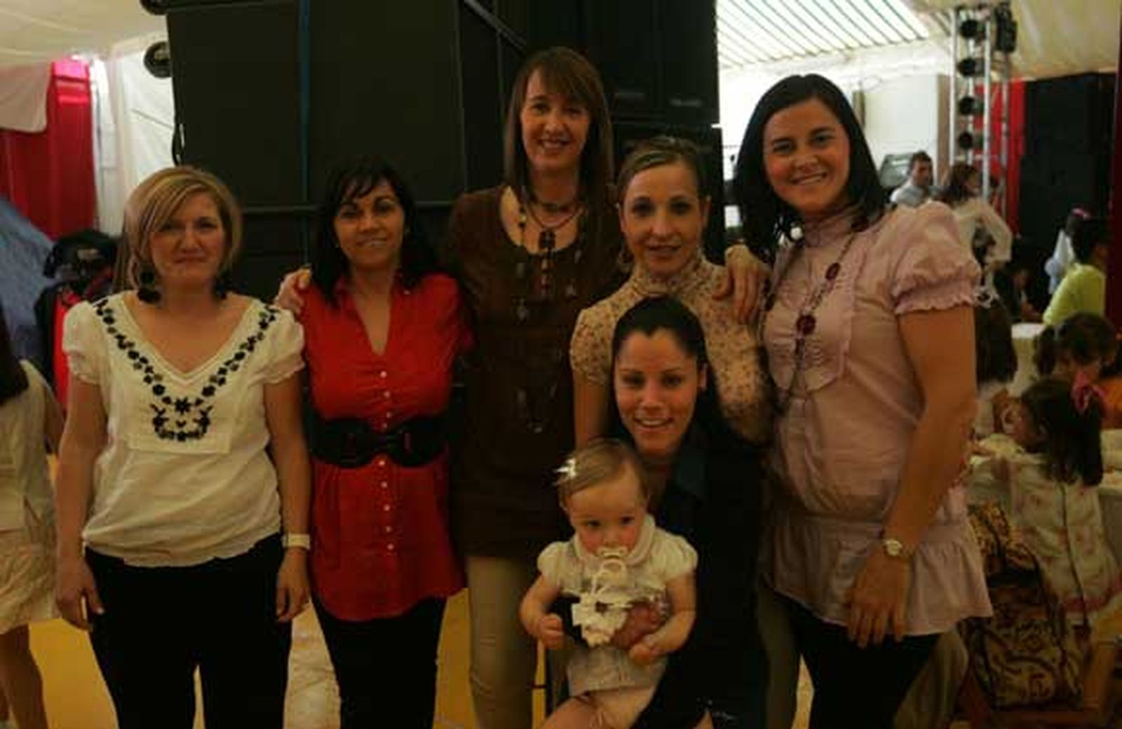 Cientos de personas acuden a las casetas para poner los últimos farolillos y disfrutar de los almuerzos de socios. Las Fiestas Patronales de San Isidro Labrador se abren hoy tras la coronación y la cabalgata

Foto: Jose Maria Qui?s