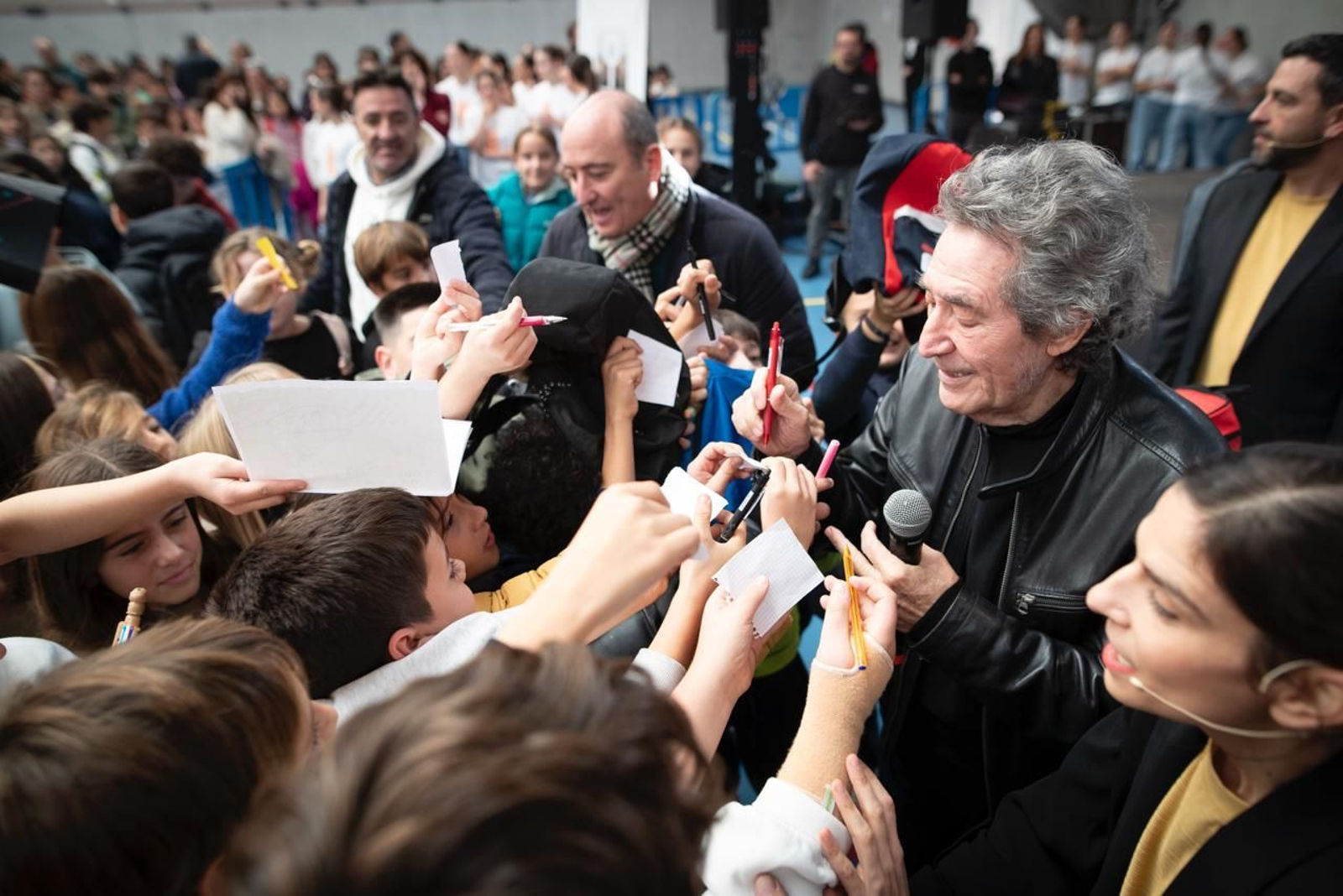 Miguel Ríos atiende a los alumnos que se dieron cita en el espacio polideportivo de La Chana.