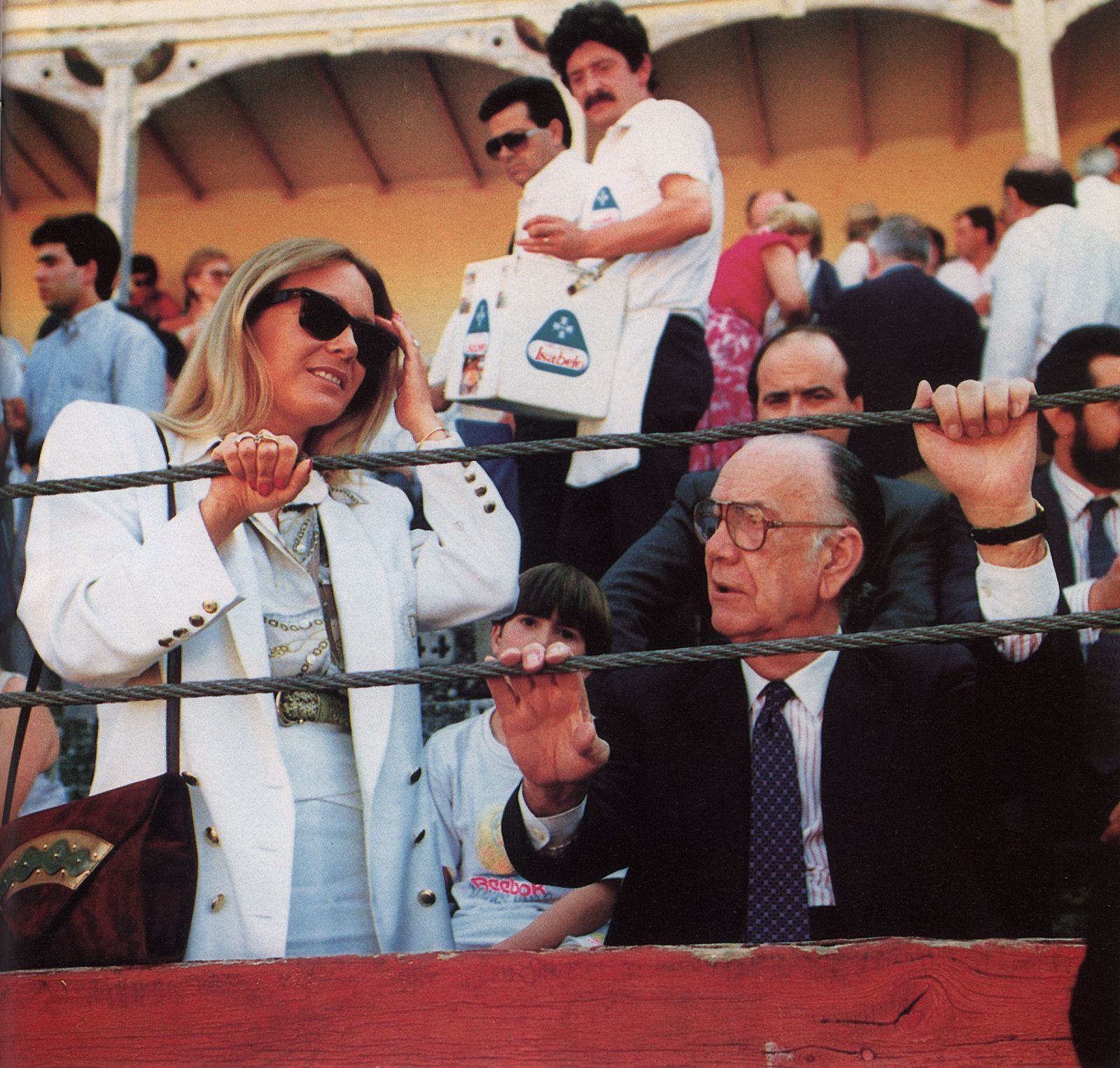 Camilo José Cela y su esposa Marina Castaño en un festejo taurino en Aranjuez a finales de los años 90/EFE