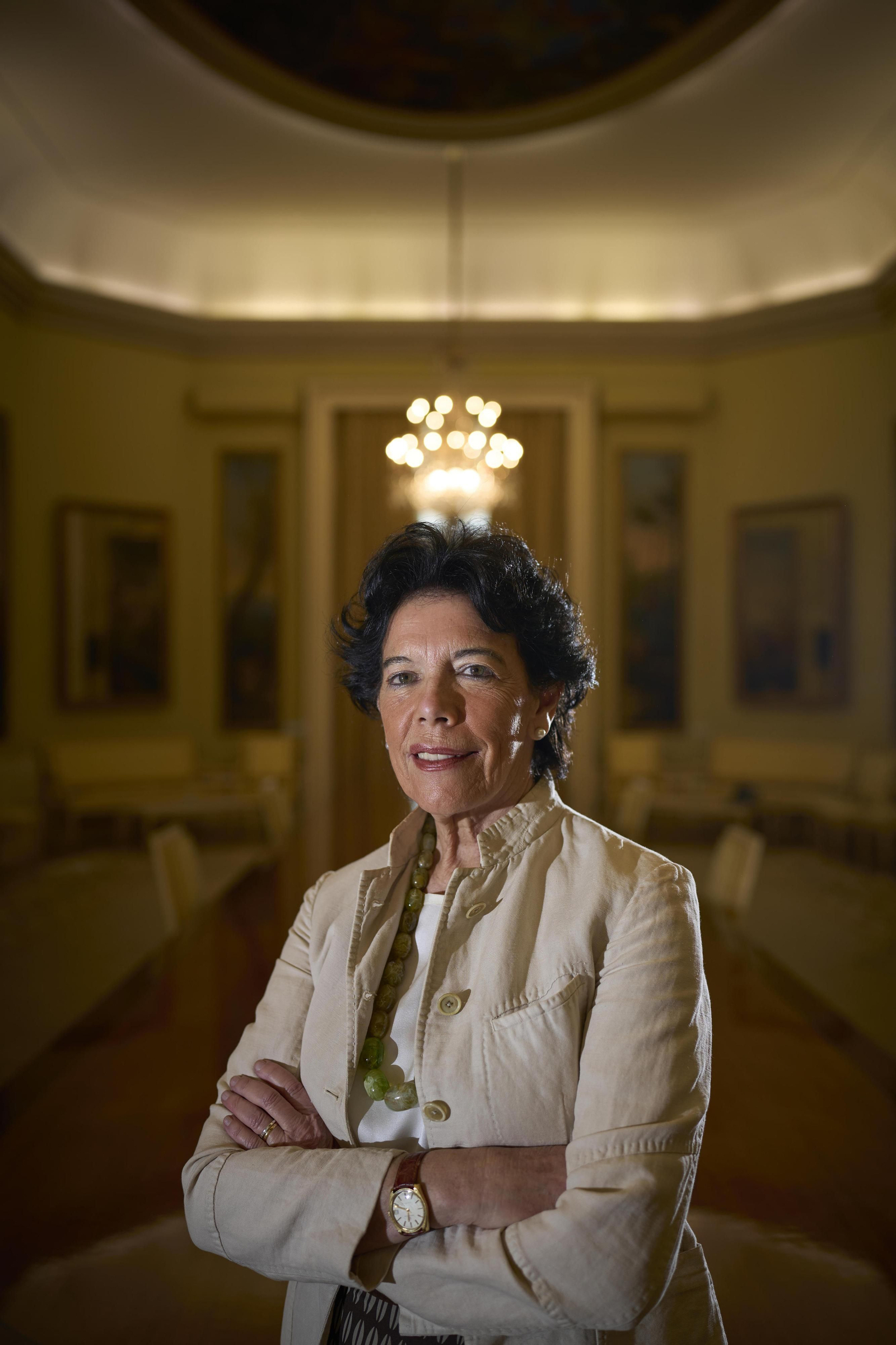 Isabel Celaá en el salón principal del ministerio que preside.