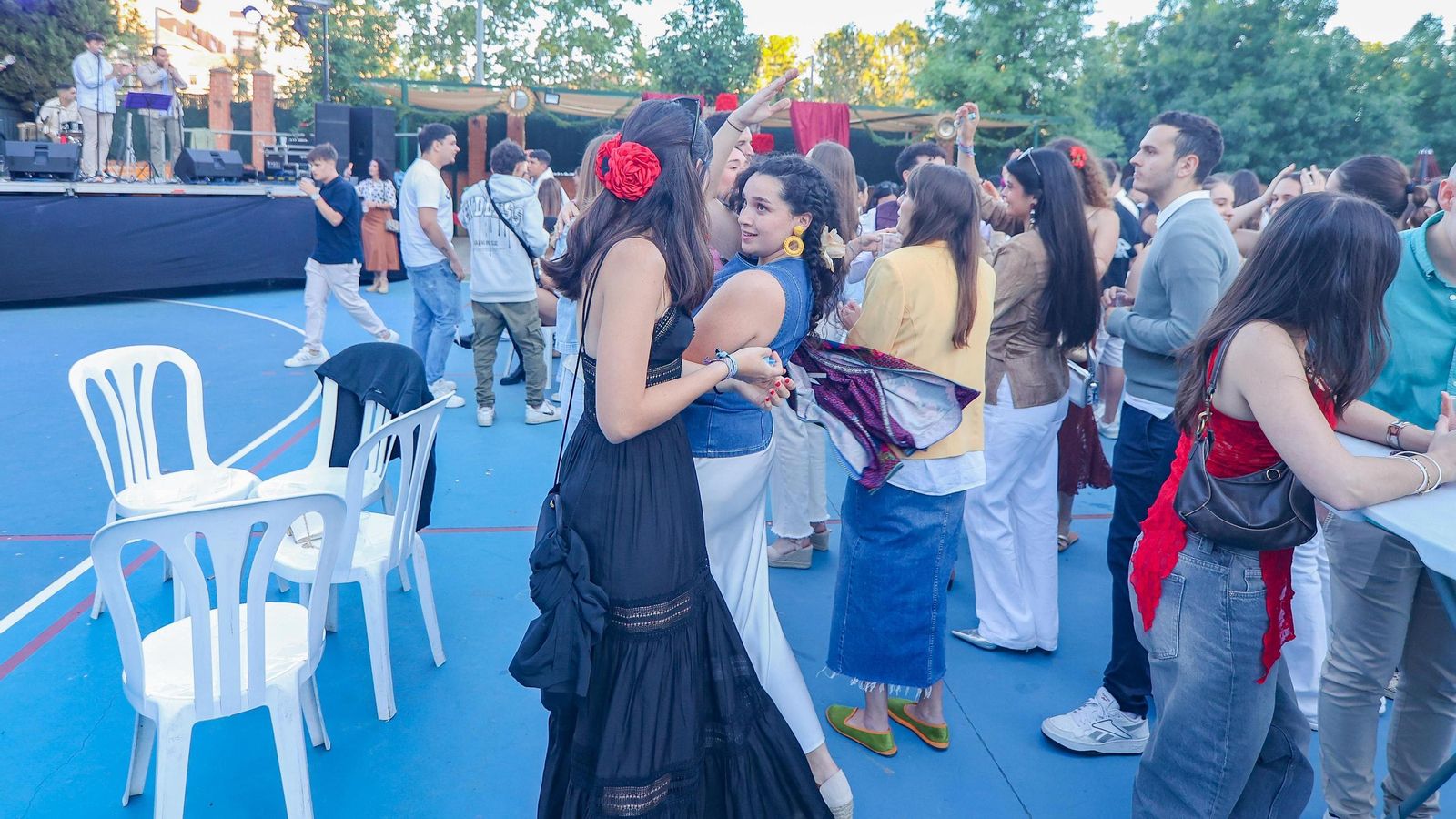 Dos jóvenes bailan en las Cruces de Granada