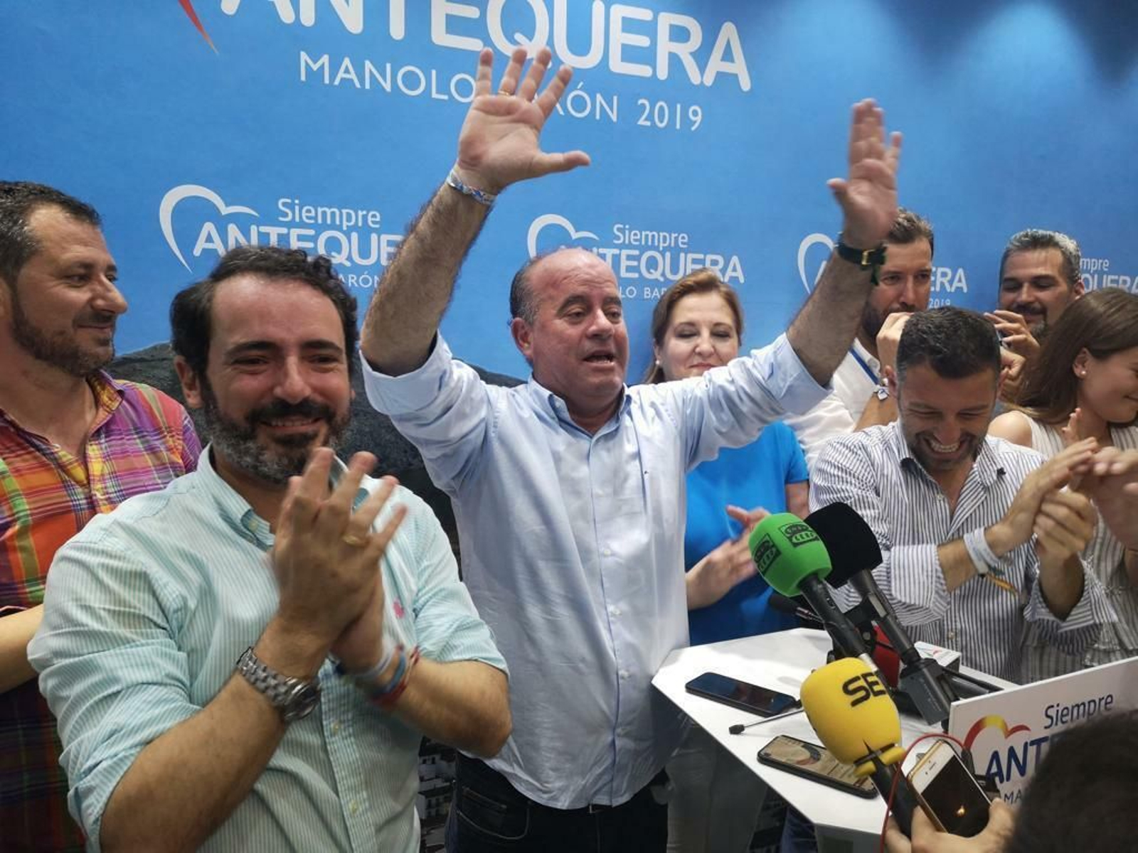 Manuel Barón celebra los resultados en Antequera.