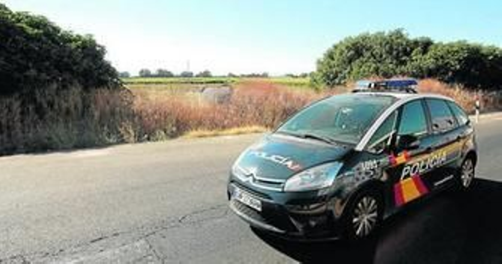 Un patrullero de la Policía Nacional circula por la carretera A-8002 junto a Majaloba, la semana pasada.