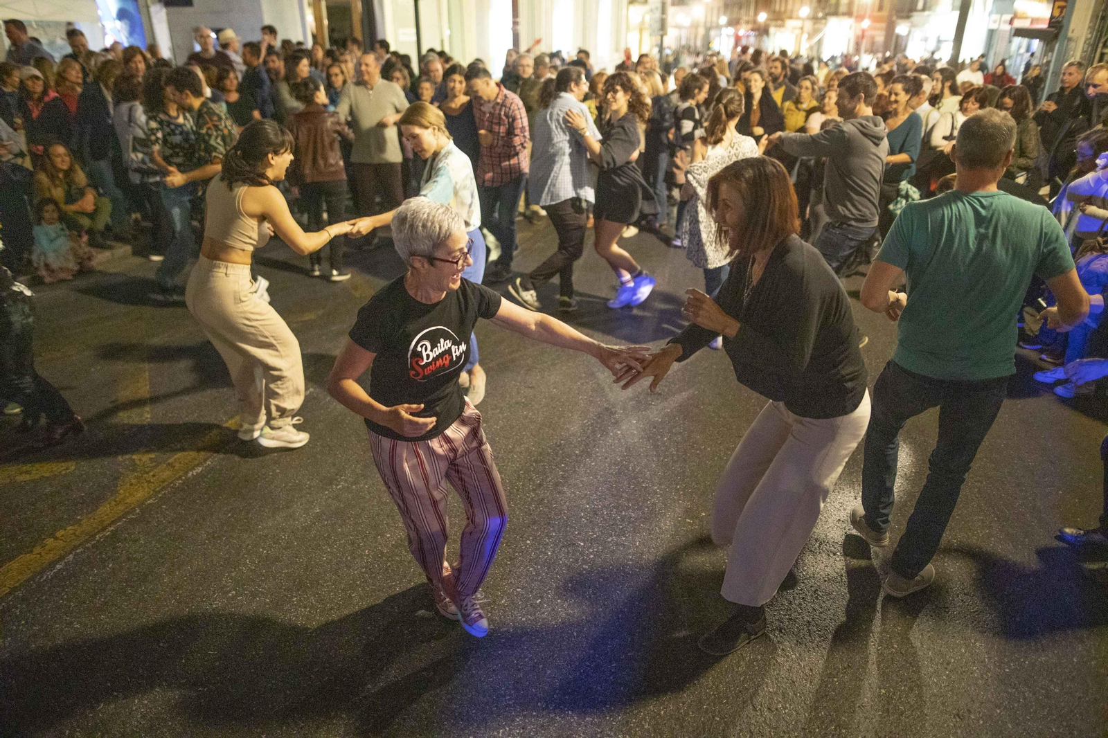 Bailes en plena calle en la última Noche en Blanco de Granada