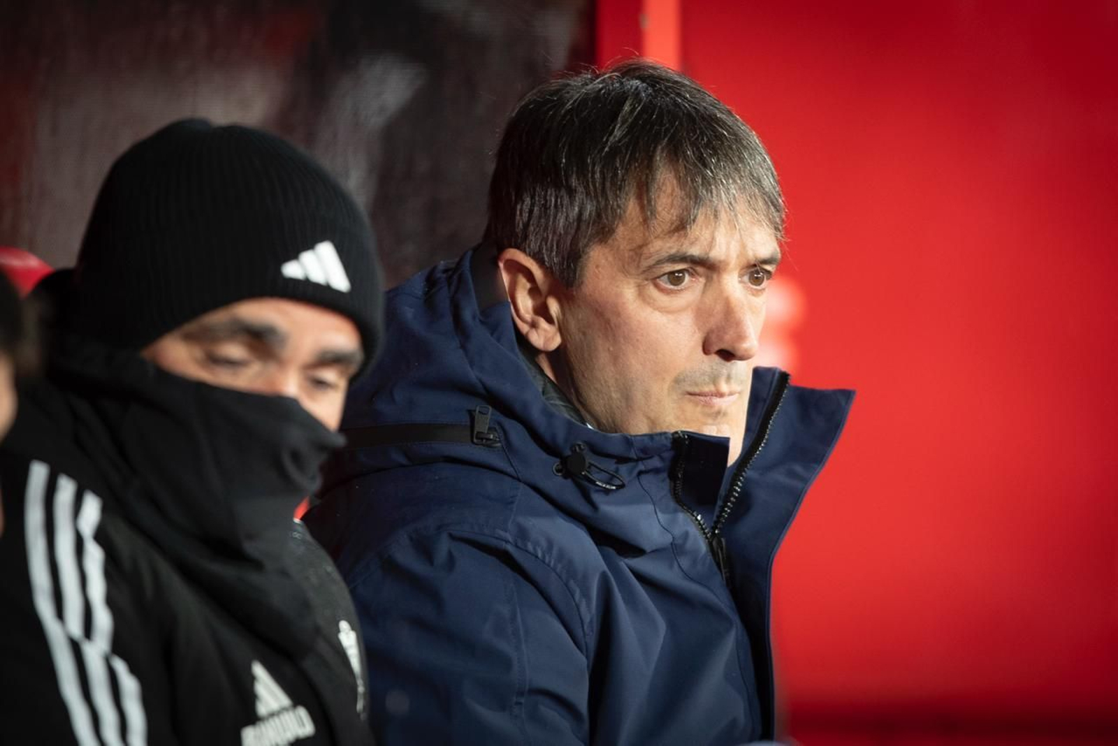 Pacheta observando con su segundo el partido desde el área técnica.