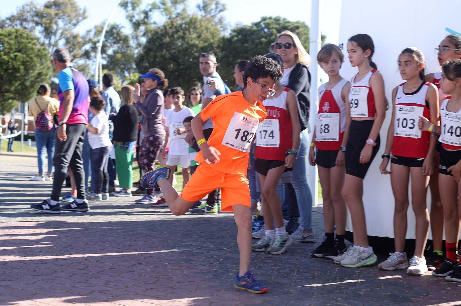Imágenes de la carrera infantil previa a la "10K Puerta del Descubrimiento"