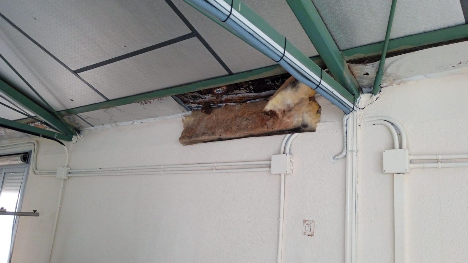 Estado de una zona del techo de uno de los talleres.