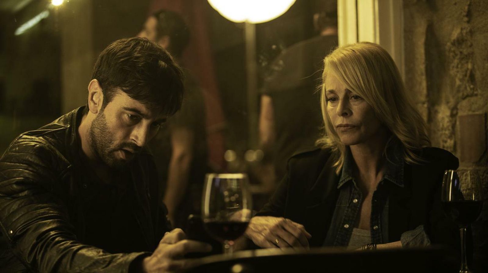 Javier Rey y Belén Rueda en una imagen de 'El silencio de la ciudad blanca'.