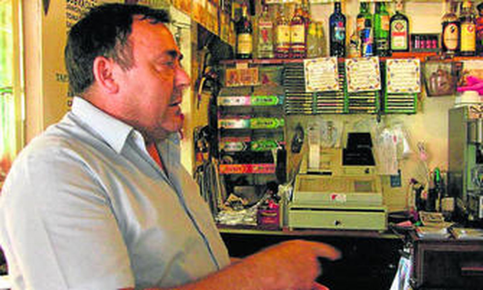 Enciso, Franco, Bush y Obama, 'embotellados' en el bar Zahora