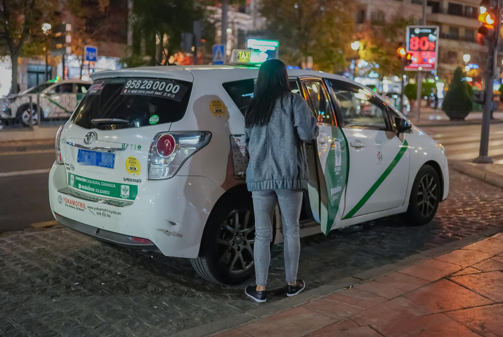 Una pasajera subiendo a un taxi de Granada