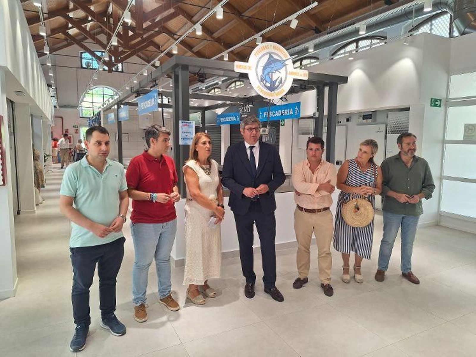 Visita de la subdelegada del Gobierno al Mercado de Abastos de Puente Genil.