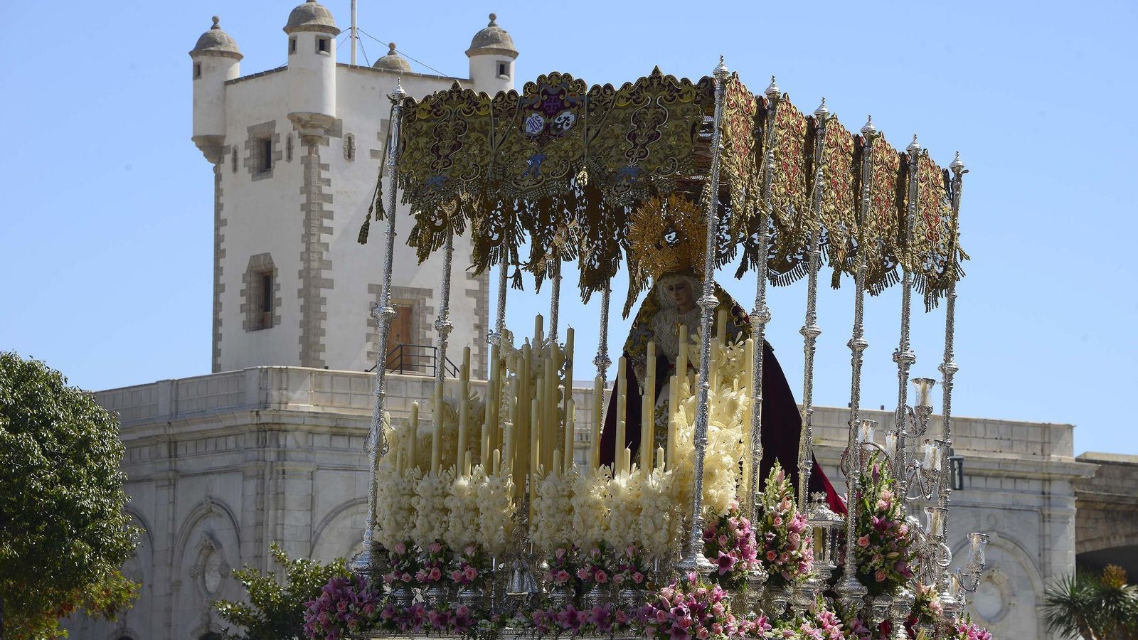 La Virgen del Amparo después de cruzar las Puertas de Tierra.