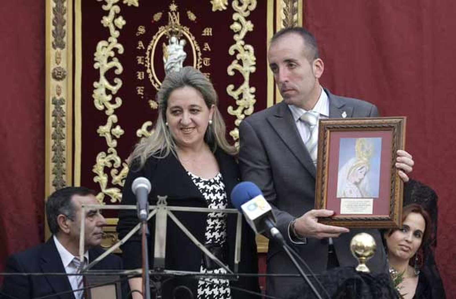 Bedriomo, Ortega y Sanabria acompañan con sus rezos a la presidente de La Levantá, que muestra con emoción todos sus recuerdos cofrades./Erasmo Fenoy

Foto: Erasmo Fenoy
