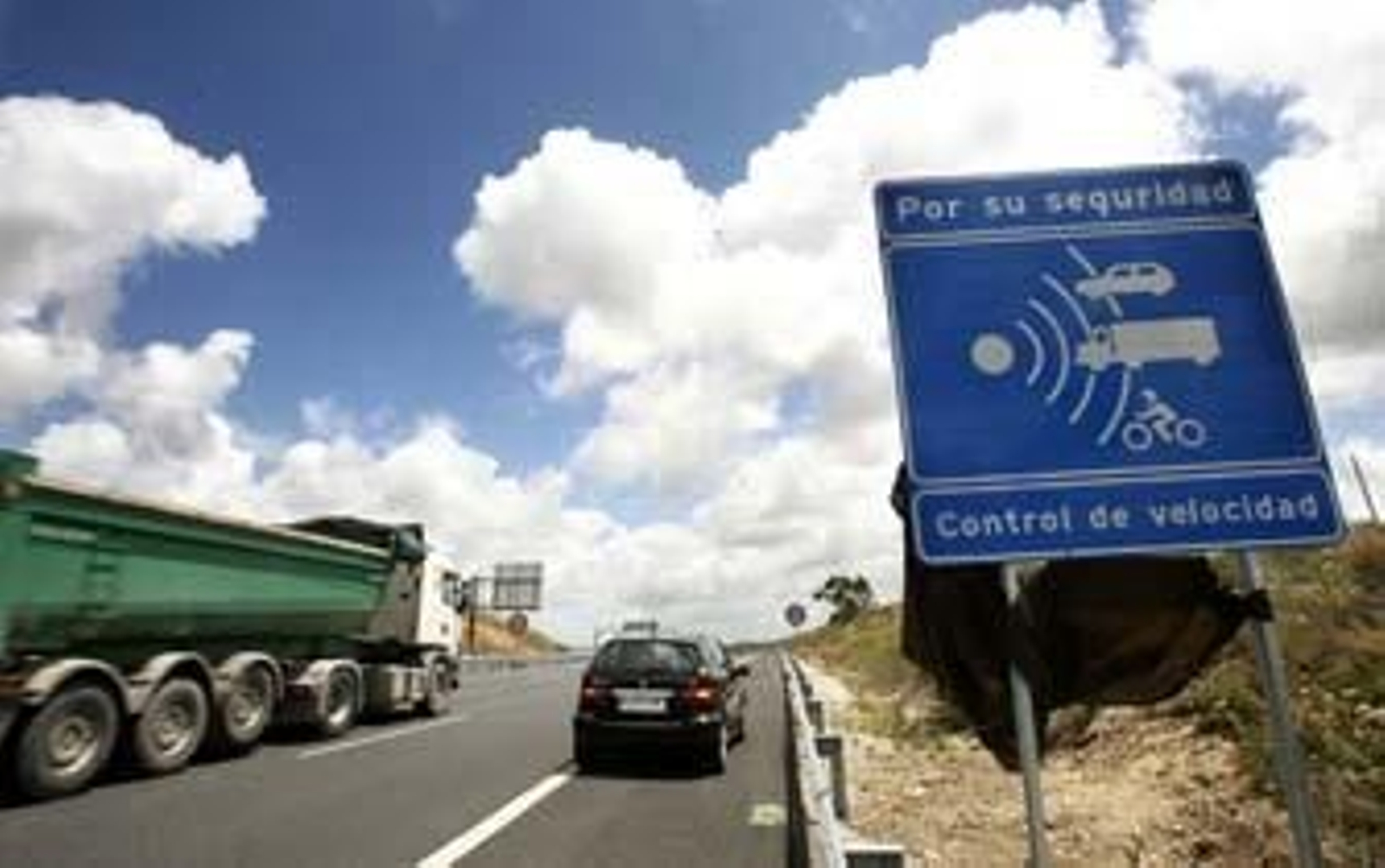 Un camión 'trailer' circula en las proximidades del punto donde está ubicado el radar./Pascual Un camión 'trailer' circula en las proximidades del punto donde está ubicado el radar./Pascual