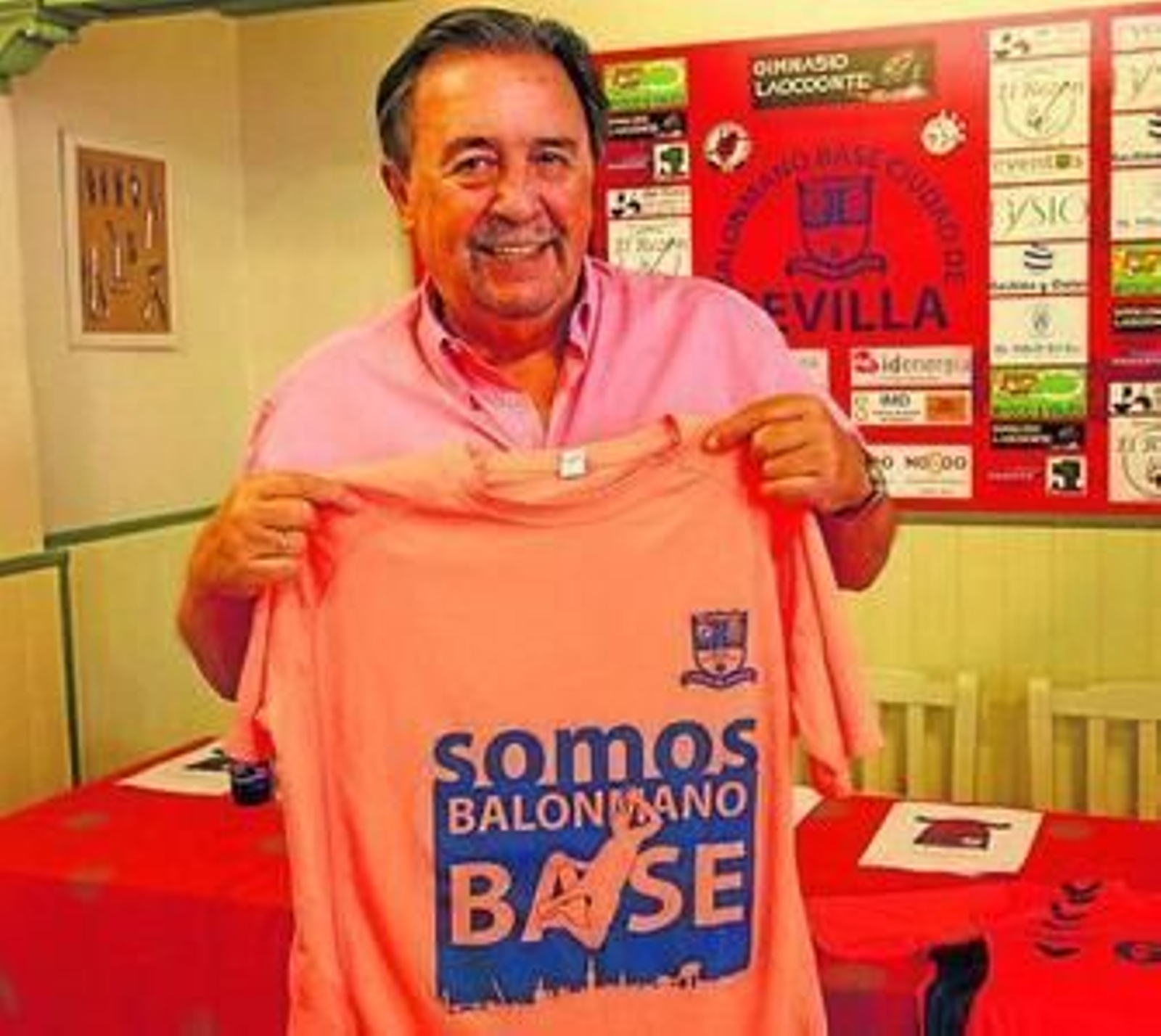 Juan de Dios Román posa con una camiseta del club Balonmano Base.