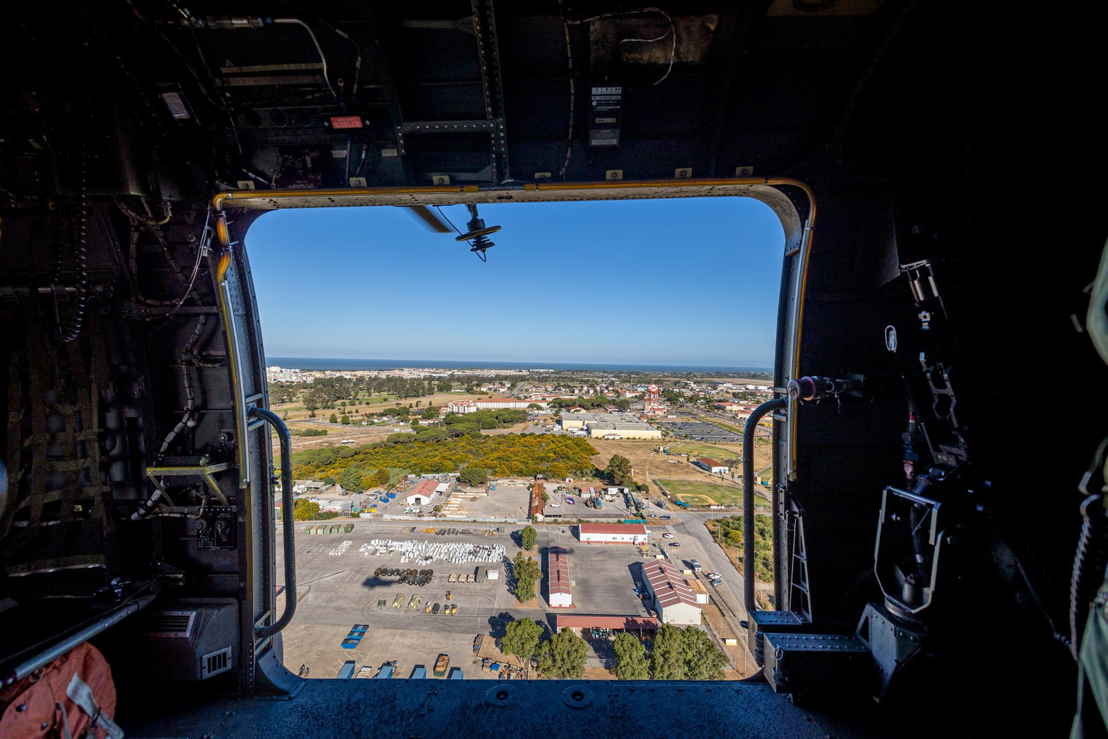 Vista aérea de la Base de Rota desde un helicóptero de las fuerzas armadas españolas
