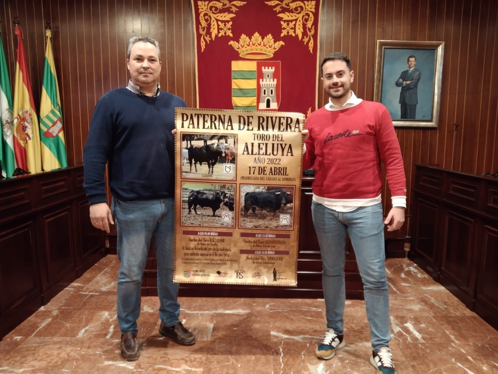 El regidor paternero y edil de Fiestas sostienen el cartel que anuncia estas sueltas.